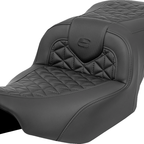 SADDLEMEN RoadSofa™ Tri Gripper Seat – Standard Reach for FLH/FLT '23-'24 (Part #823-07-21000)