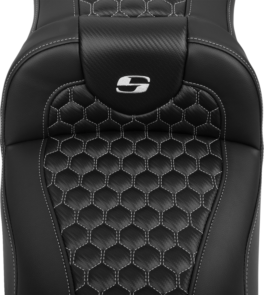 SADDLEMEN Roadsofa* Extended Reach Seat - with Backrest - Honeycomb - Silver Stitch - FLTR/FLHX '23-'24 823-07-190B5 - Team Dream Rides