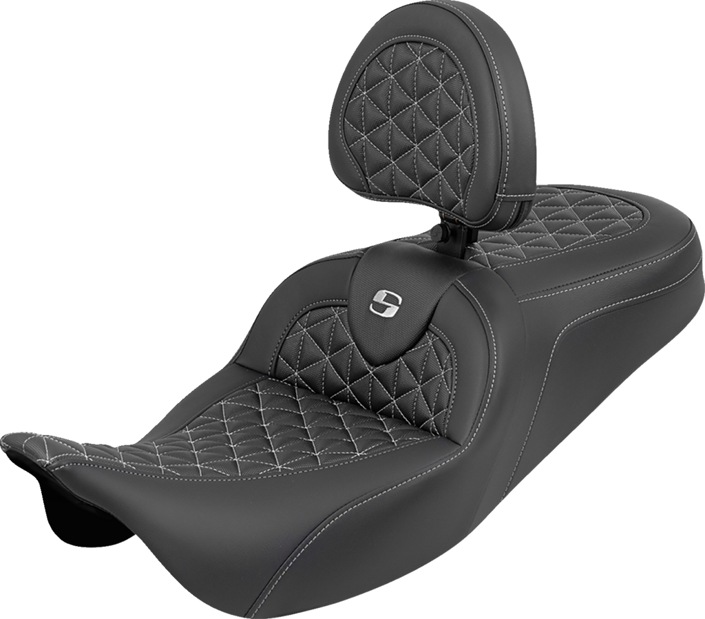 SADDLEMEN RoadSofa™ Tri Gripper Seat with Backrest for FLH/FLT 2008-2025 – Standard Reach, Silver Stitch, Part 808-07B-210B5