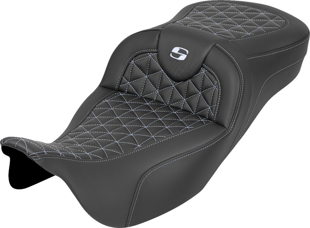 SADDLEMEN RoadSofa™ Tri Gripper Seat for FLH/FLT '08-'25 - Extended Reach, Silver Stitch, No Backrest