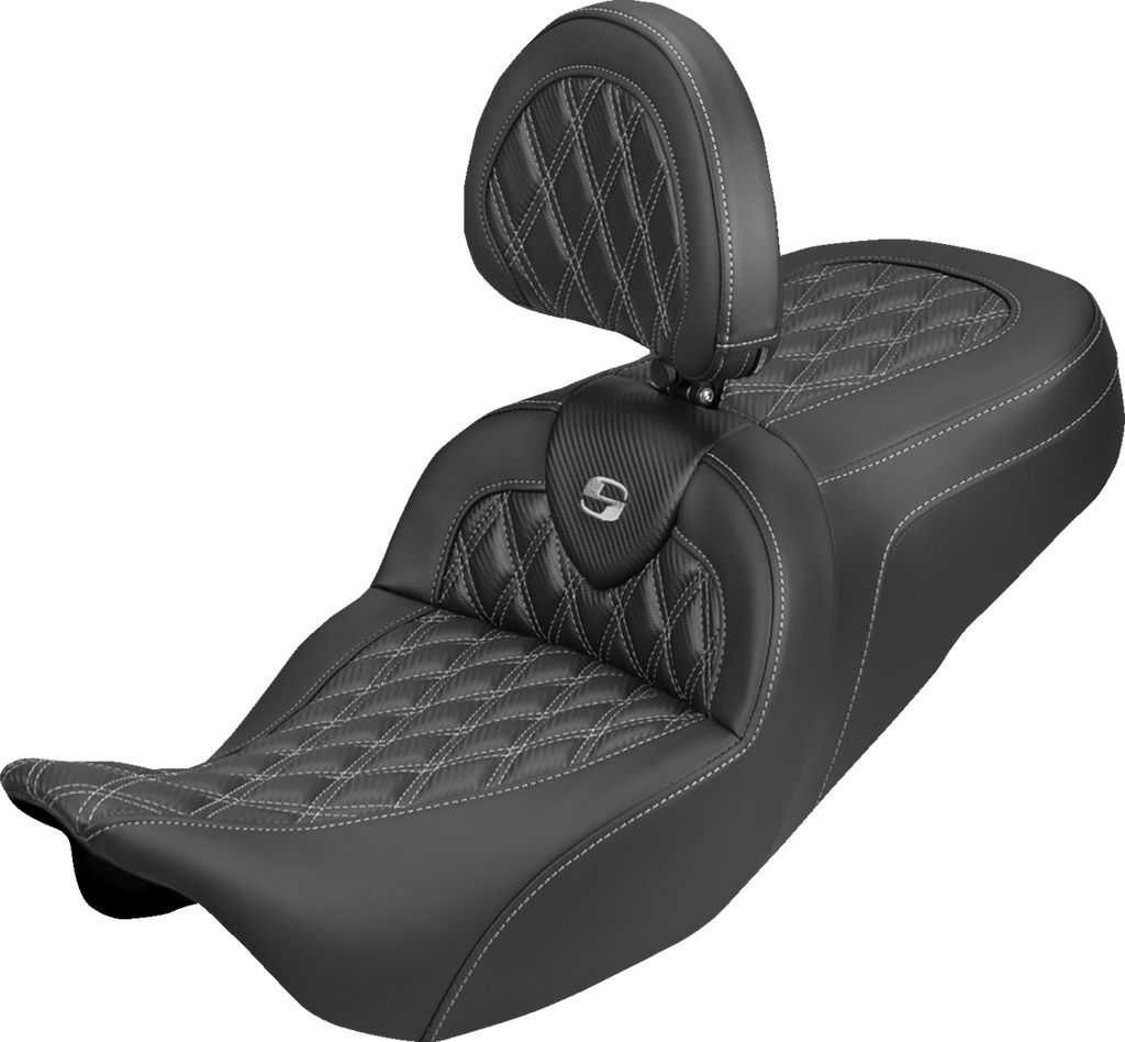 SADDLEMEN Roadsofa™ Carbon Fiber Seat with Backrest for FLH/FLT 2008-2025 – Lattice Silver Stitch