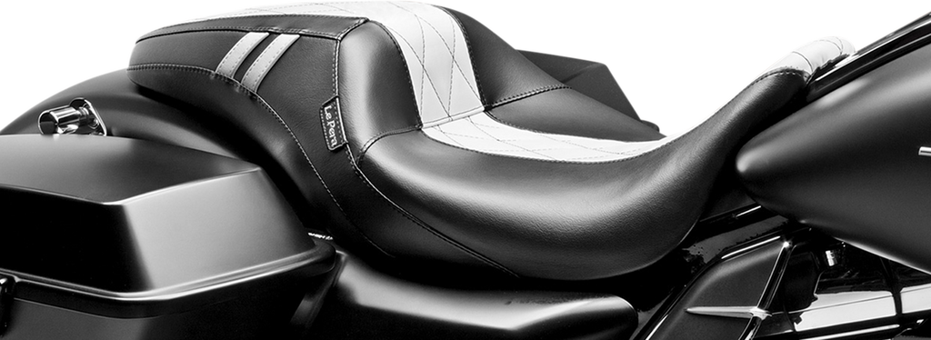 LE PERA Outcast Seat - White Double Diamond - GT1 - FLH Outcast GT 2-Up Seat with Backrest - Team Dream Rides